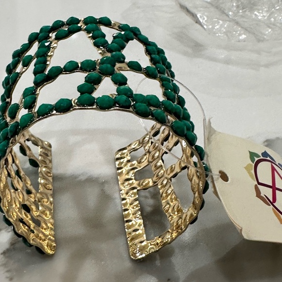 NWT Amrita Singh cuff bracelet emerald color accent jewels - Picture 2 of 5